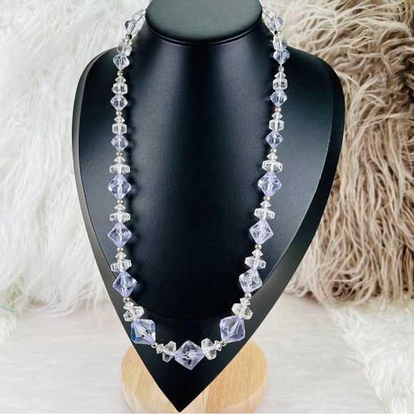 Vintage light weight purple clear beaded necklace - Picture 3 of 8